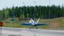 Video: Finland sluit snelweg af om luchtmachtbasis te simuleren tijdens oefening met geavanceerde gevechtsvliegtuigen