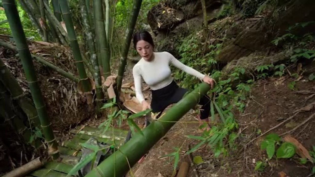 Survives alone in the forest- Bushcraft Trip - Building Warm Bushcraft Survival Shelter In Cave