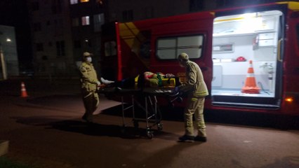 Pai e filha caem de moto na Rua Fernando de Noronha em Cascavel