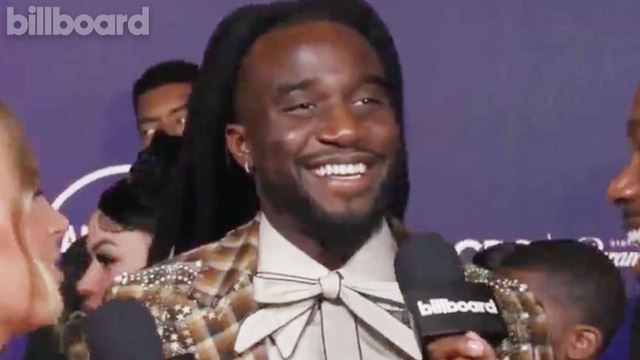 Shaboozey Gives Beyoncé, Blue Ivy, & Rumi Their Flowers for 'Cowboy Carter' Tour, Loves Jelly Roll, Seeing Ed Sheeran Perform at Coachella & More | AMAs 2025