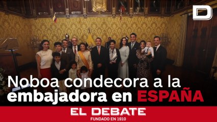 Noboa otorga una condecoración a la embajadora ecuatoriana en España