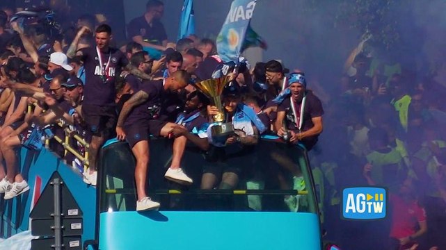 Delirio a Napoli, i tifosi circondano il bus dei giocatori: che festa!