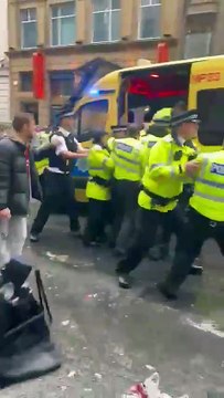Adeptos do Liverpool tentam agredir condutor durante a sua detenção