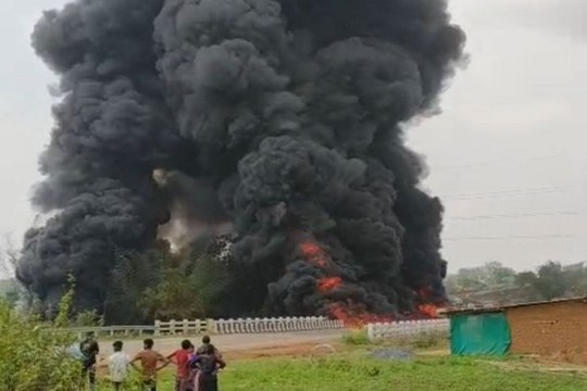 Fire in Tanker: Video: एनएच पर डीजल लोड टैंकर पलटने से लगी भीषण आग, ड्राइवर-क्लीनर ने कूदकर बचाई जान