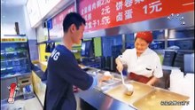 盘点食堂阿姨打菜手抖名场面，面对疾风吧！这技能我一辈子学不来