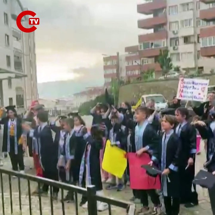 Öğrencilerden kanser tedavisi gören öğretmenlerine duygulandıran sürpriz