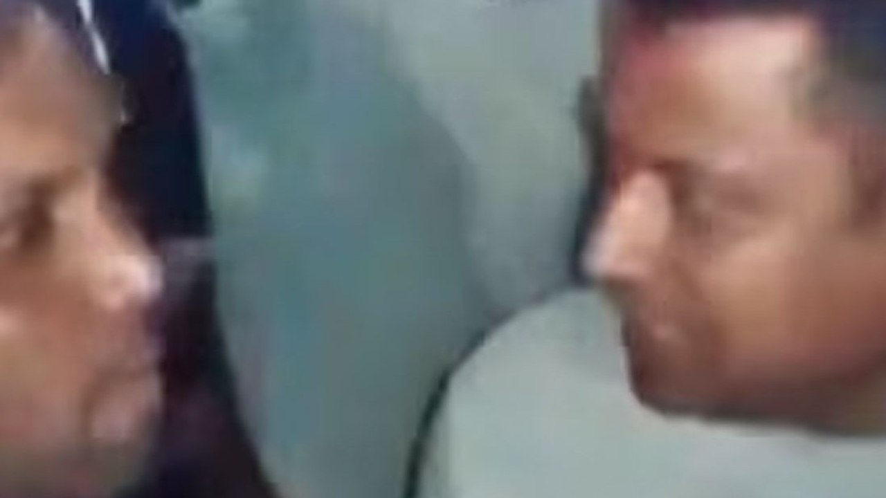 रेलवे स्टेशन कैंपस में भ‍िड़े पुलिसकर्मी और असम राइफल के जवान, वीडियो हुआ वायरल