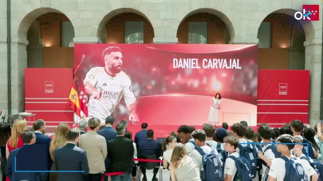 Dani Carvajal recibe de manos de Ayuso una más que merecida medalla de la Comunidad de Madrid