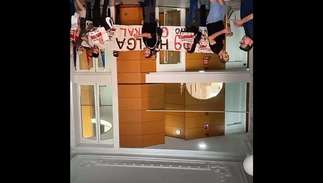 Els sindicats ocupen la seu de la patronal valenciana per a fer una crida a la vaga general