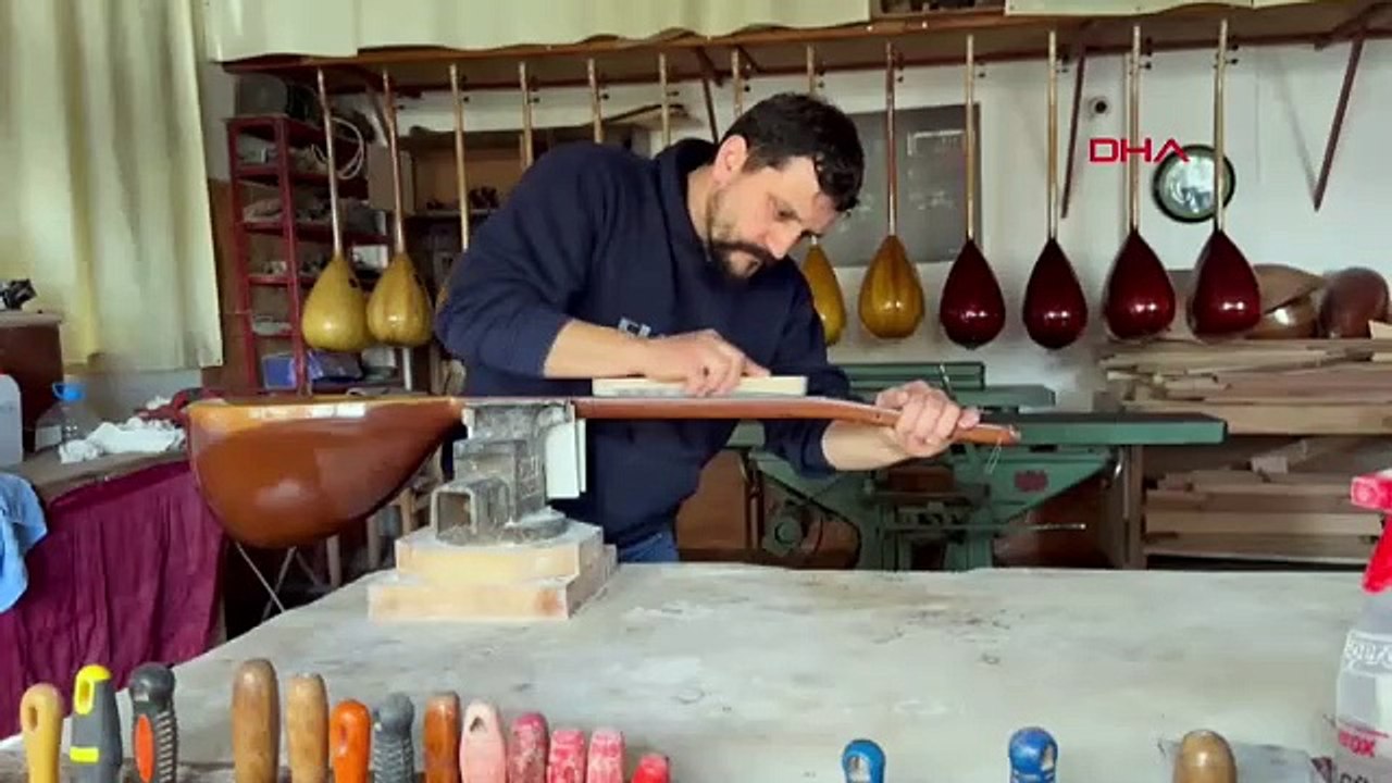 Babasından devraldığı atölyede 20 yıldır bağlama üretiyor
