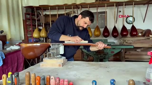 Babasından devraldığı atölyede 20 yıldır bağlama üretiyor