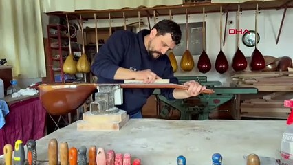 Babasından devraldığı atölyede 20 yıldır bağlama üretiyor