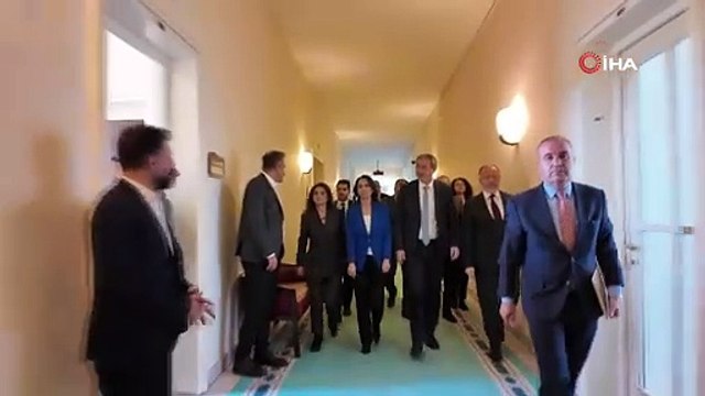 DEM Parti MHP'yi ziyaret etti, Bahçeli DEM'lileri kapıda karşıladı