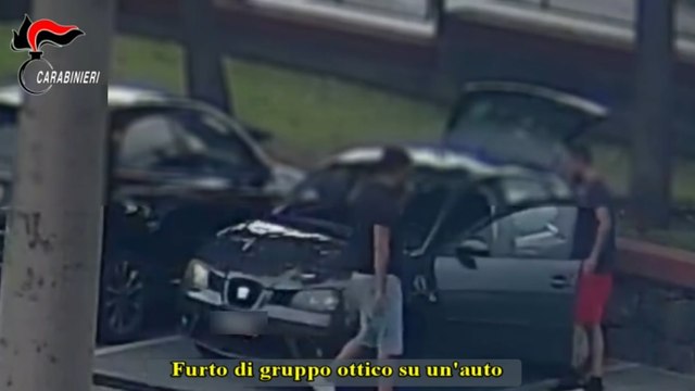 Rubavano fari e sportelli da auto parcheggiate: presa banda di ladri (27.05.25)
