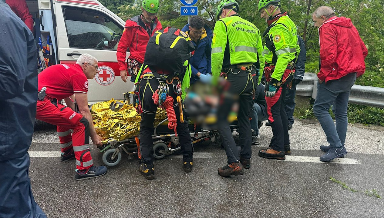 Giro d'Italia, a Valsorda brutta caduta per Alessio Martinelli: le immagini dei soccorsi
