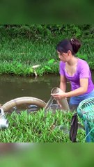 Wanita cantik sedang mencari ikan