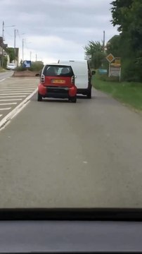 Il perd les roues arrière de sa Smart sur la route