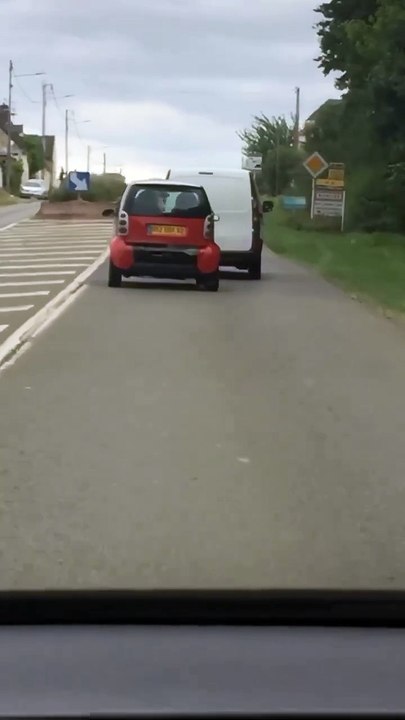 Il perd les roues arrière de sa Smart sur la route