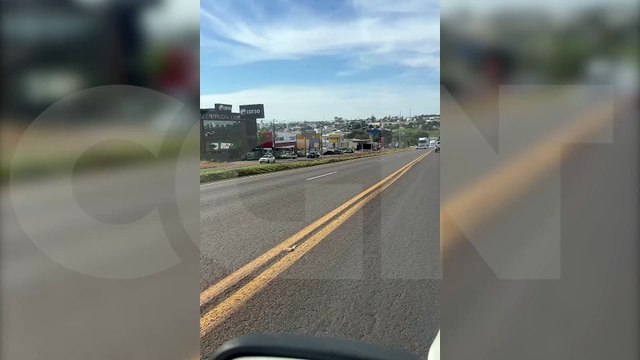 Impressionante: Vídeo mostra caminhão arrastando carro na BR-277, em Cascavel