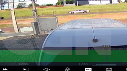 Vídeo mostra percurso e momento em que caminhão para de arrastar carro na BR-277