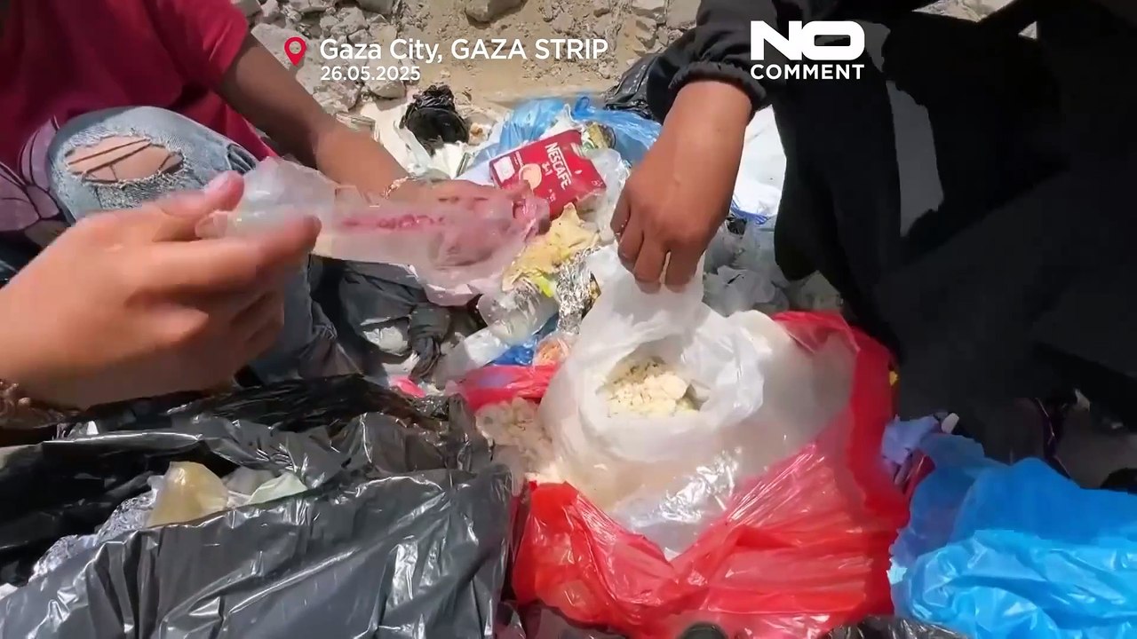 بحران انسانی در غزه؛ مادر فلسطینی به دنبال غذا در میان زباله‌ها برای سیر کردن فرزندانش