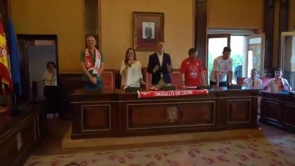 El alcalde de León se arranca con el cántico de "pucelano el que no bote"