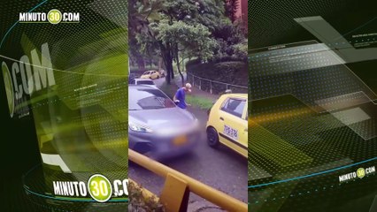 ¡Mucho gamín! Taxista cogió a golpes el carro de una mujer en Sabaneta y quedó 'carteleado' por todo lado