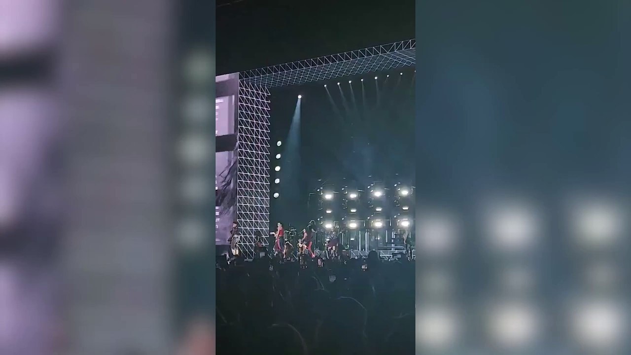 La pose de Lali Espósito durante la canción Fanático en su segundo recital en el estadio de Vélez