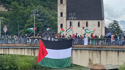 Trento, il video della contestazione al Giro d’Italia: «Palestina libera, stop al genocidio nella Striscia di Gaza»