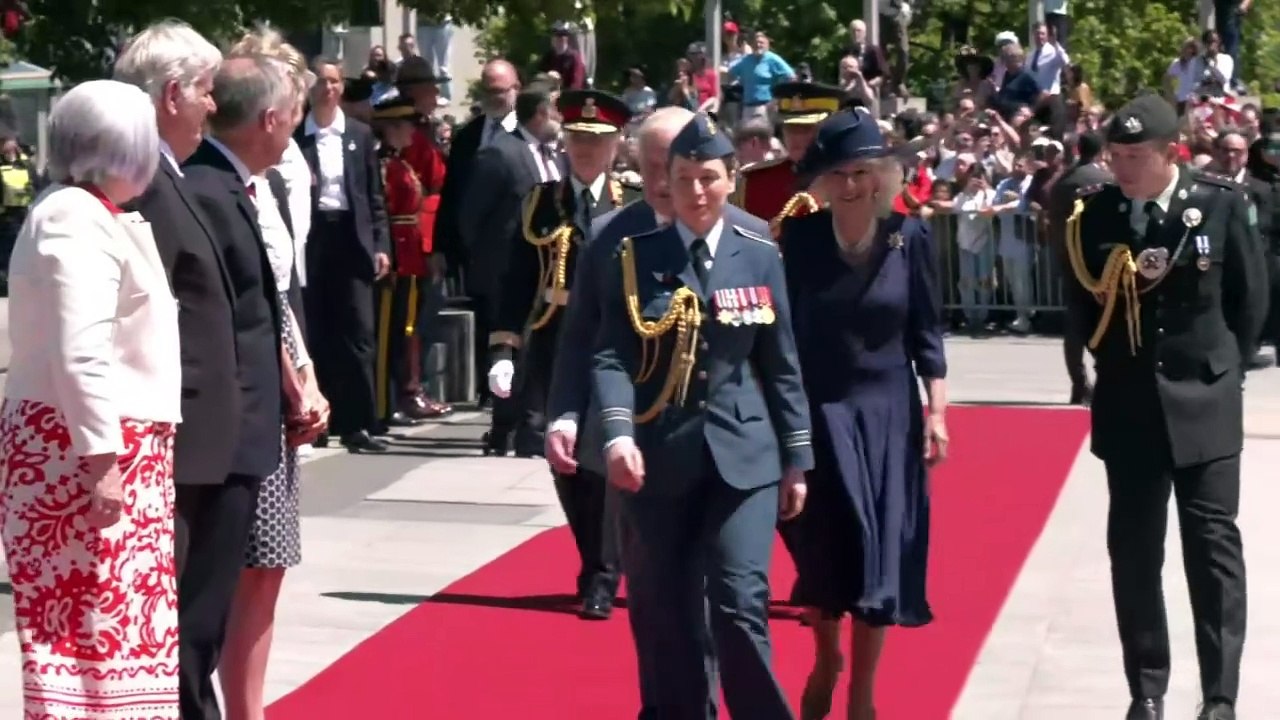 King and Queen lay wreaths at National War Memorial