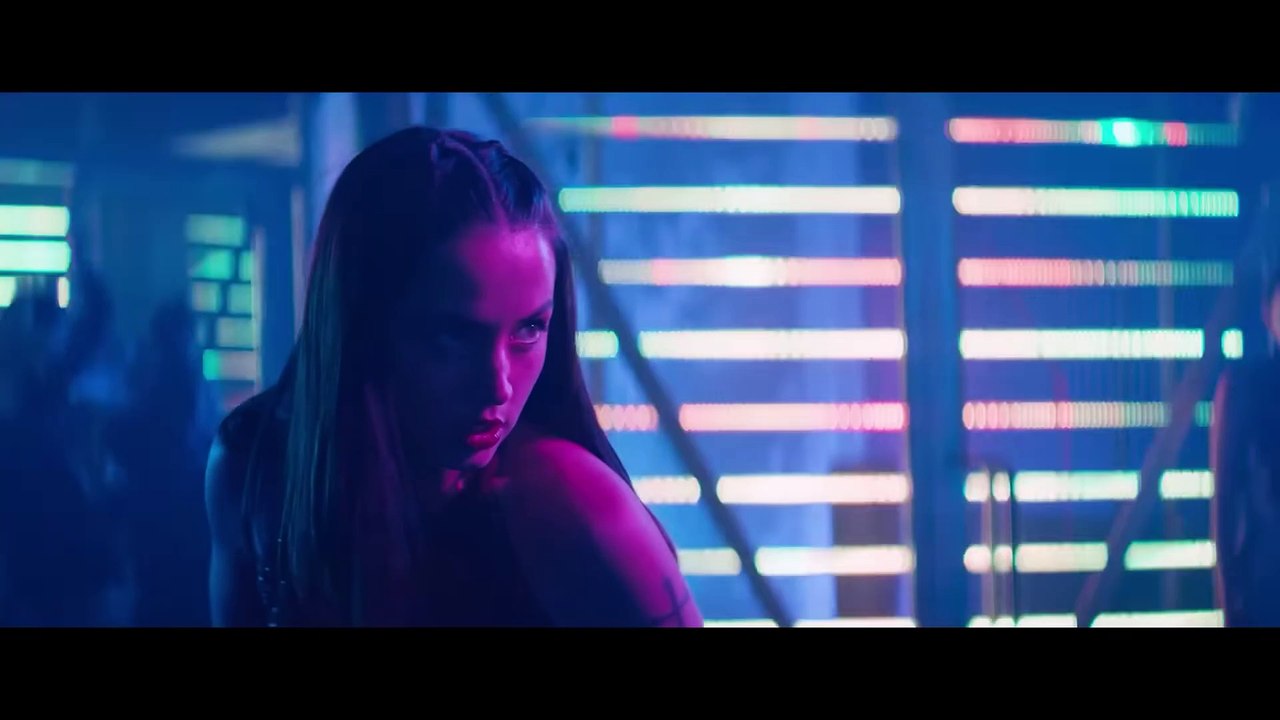 "Soldat armé VS Ana de Armas avec un patin à glace" Extrait VF (Exclu) JOHN WICK : BALLERINA