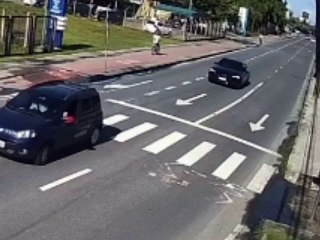 Câmera flagra momento em que ciclista invade pista e é atropelado em Joinville