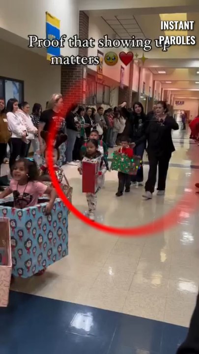 Ce petit garçon retrouve la joie en voyant sa mère lors de son spectacle à l’école