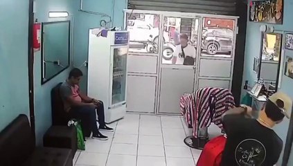 Graban ataque dentro de barbería