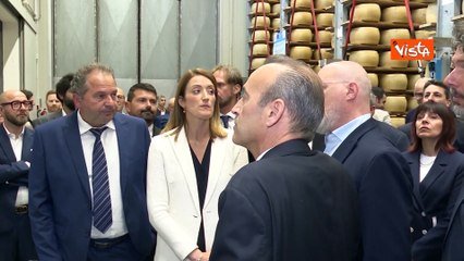 Metsola visita caseificio a Modena, in dono forma Parmigiano Reggiano con suo nome e stelle europee