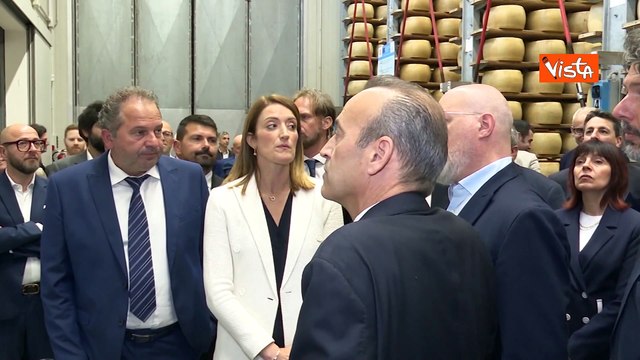 Metsola visita caseificio a Modena, in dono forma Parmigiano Reggiano con suo nome e stelle europee