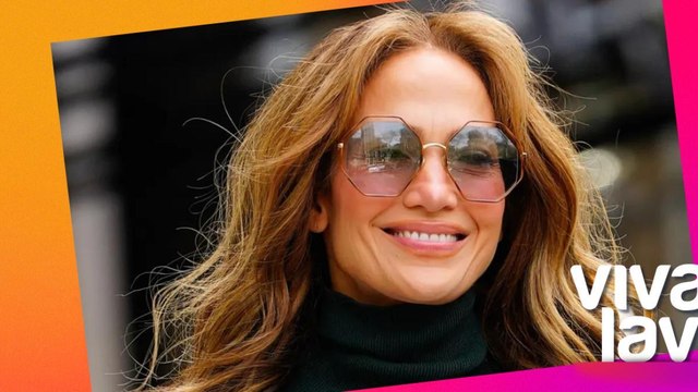 Jennifer López sorprende besando a sus bailarines