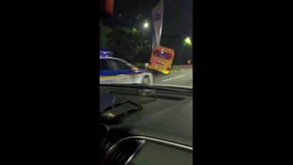학원버스가 도로변 구조물 들이받아...운전자 다쳐 / YTN