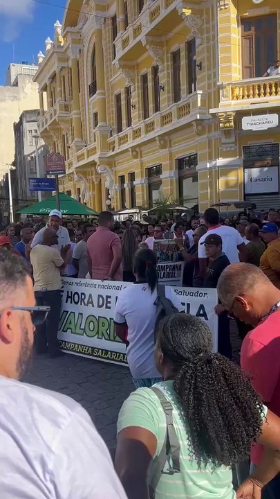 Em novo ato, manifestantes interditam Rua Chile e fazem acusações