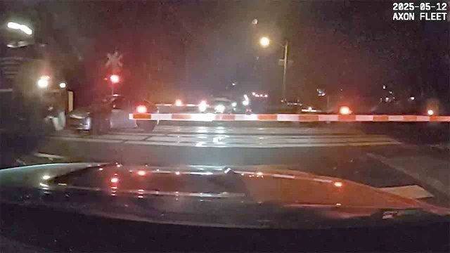 Agenten redden man uit auto vast op spoorlijn seconden voor botsing met trein