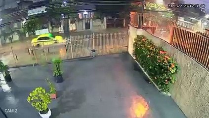 VÍDEO: Tampa de bueiro explode, carro é atingido e deixa motorista cego