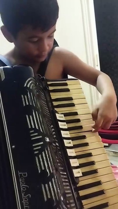 Fã de Luiz Gonzaga, cearense de 8 anos aprende a tocar sanfona em 3 meses