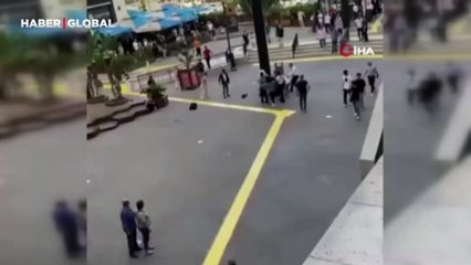 Kadınların AVM önündeki tekme tokatlı kavgası kamerada