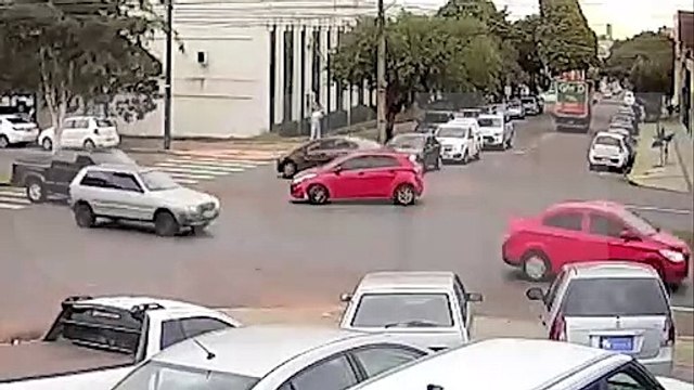 Impressionante: motociclista é arremessado após forte colisão no Bairro Pacaembu
