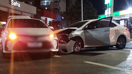 Dois veículos Corolla se envolvem em acidente na Av. Brasil
