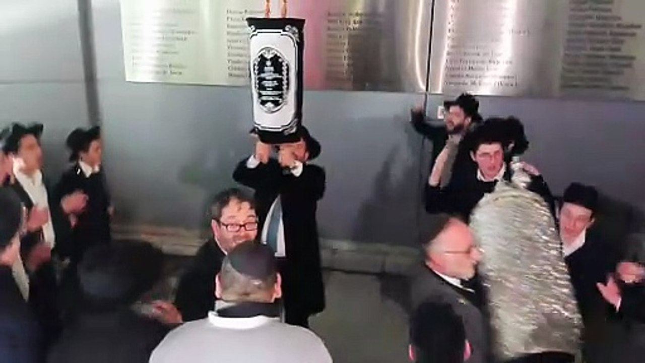 Hajnasat sefer tora e inauguracion del nuevo beit hakneset de AMIA