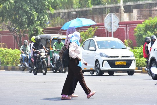 Rajasthan Weather : जयपुर में गर्मी जोरों पर, उमस व पसीने से तरबतर हुए लोग