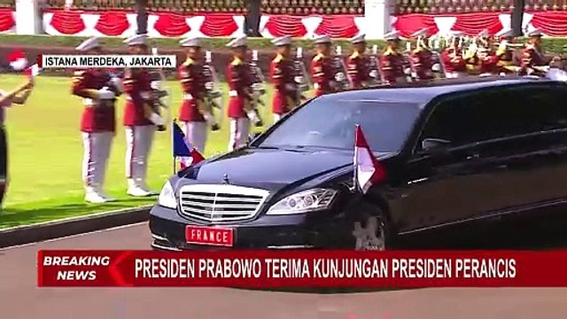 Momen Akrab Presiden Prancis Macron Peluk Presiden Prabowo saat Tiba di Istana Merdeka