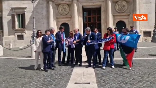 Flash mob dei parlamentari tifosi del Napoli a Montecitorio, Carotenuto espone la bandiera Palestina