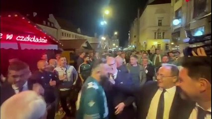 El baño de masas de Haro y la visita de Sokratis en la noche previa a la final